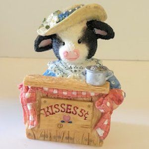 Vintage 1994 Mary’s Moo Moo’s Cow Figurine “Smooches"